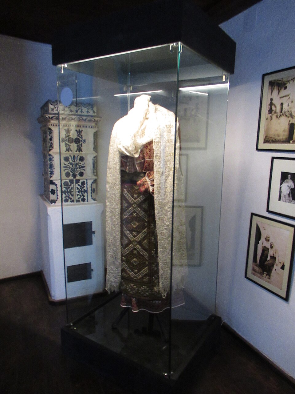 a tree with pink flowers in front of a store