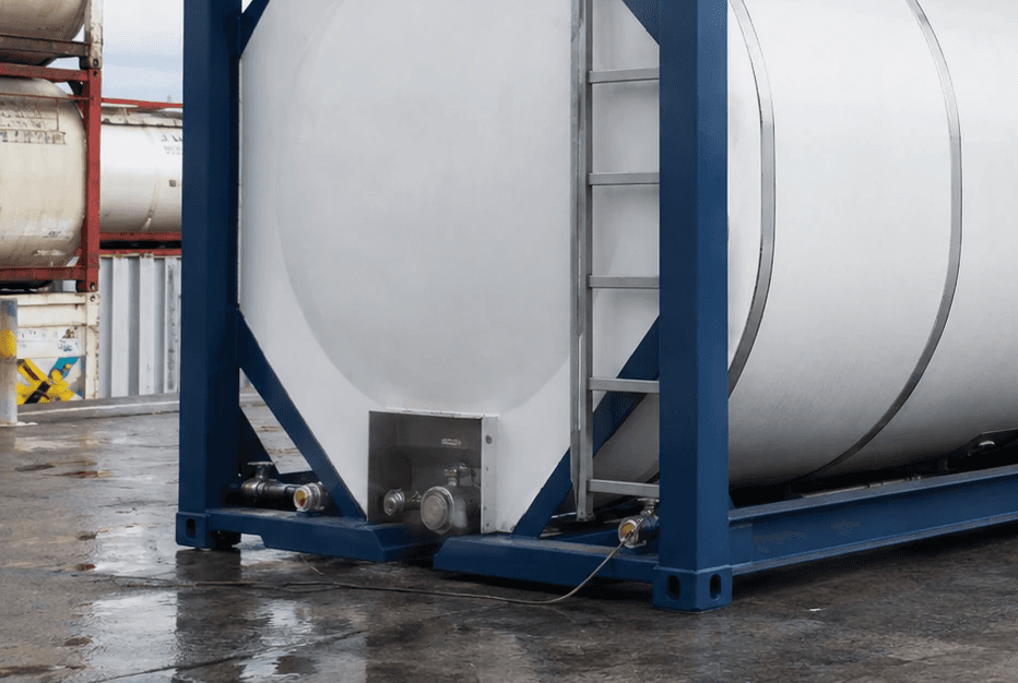 El contenedor cisterna (ISO tank) es un depósito homologado montado en un bastidor de 20 pies para el transporte y almacenaje de líquidos, gases y productos a granel.