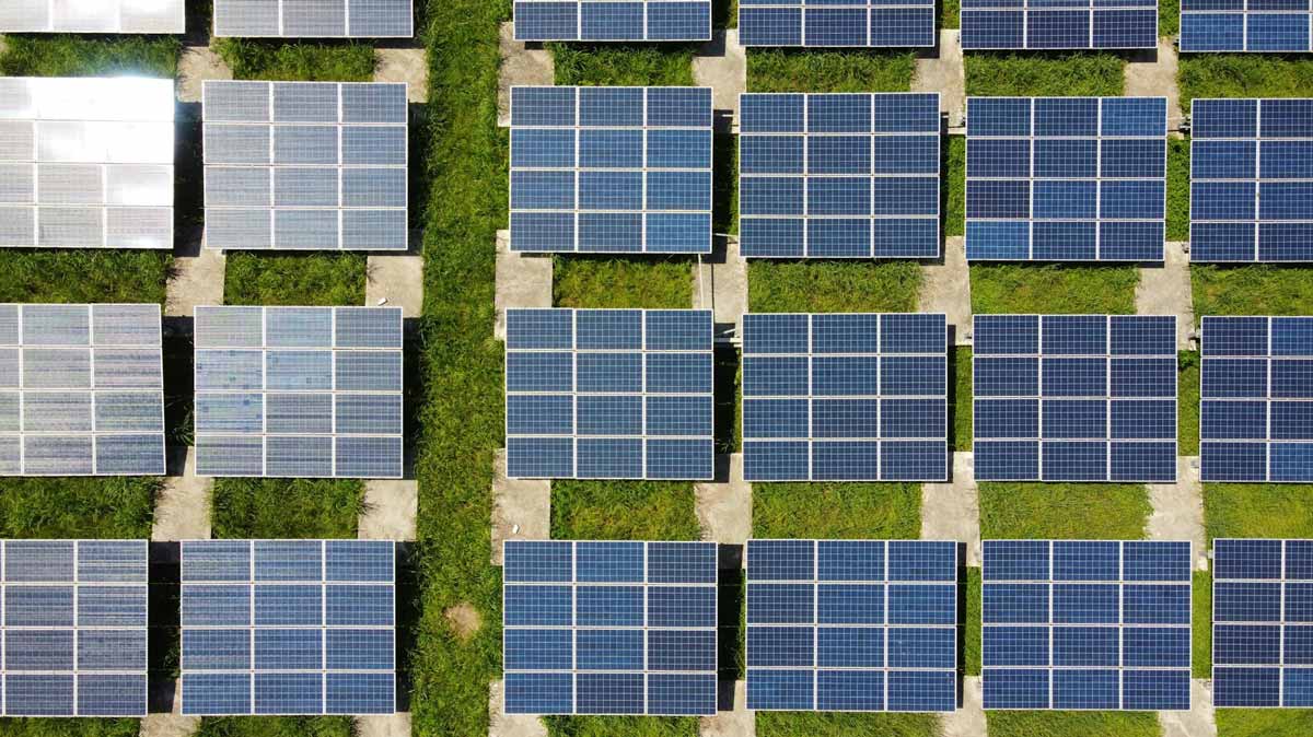 Reihen von Solarmodulen in einer Photovoltaikanlage