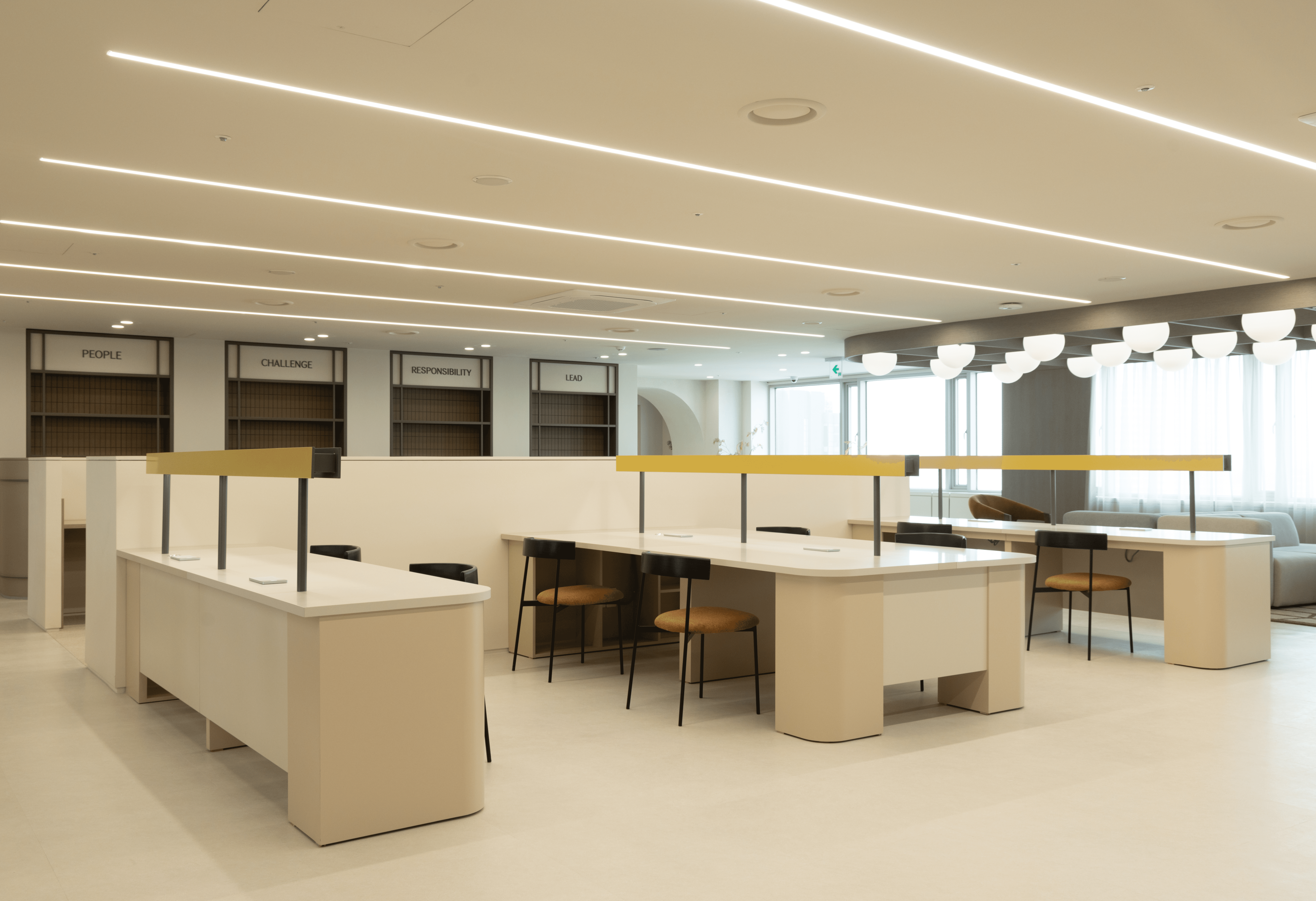 라인 조명으로 깔끔한 무드가 돋보이는 스타법무법인 오피스의 사무공간