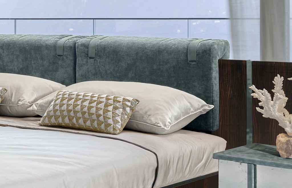 detail of a bedroom (غرف نوم فاخرة) with eglomisé glass and leather inserts