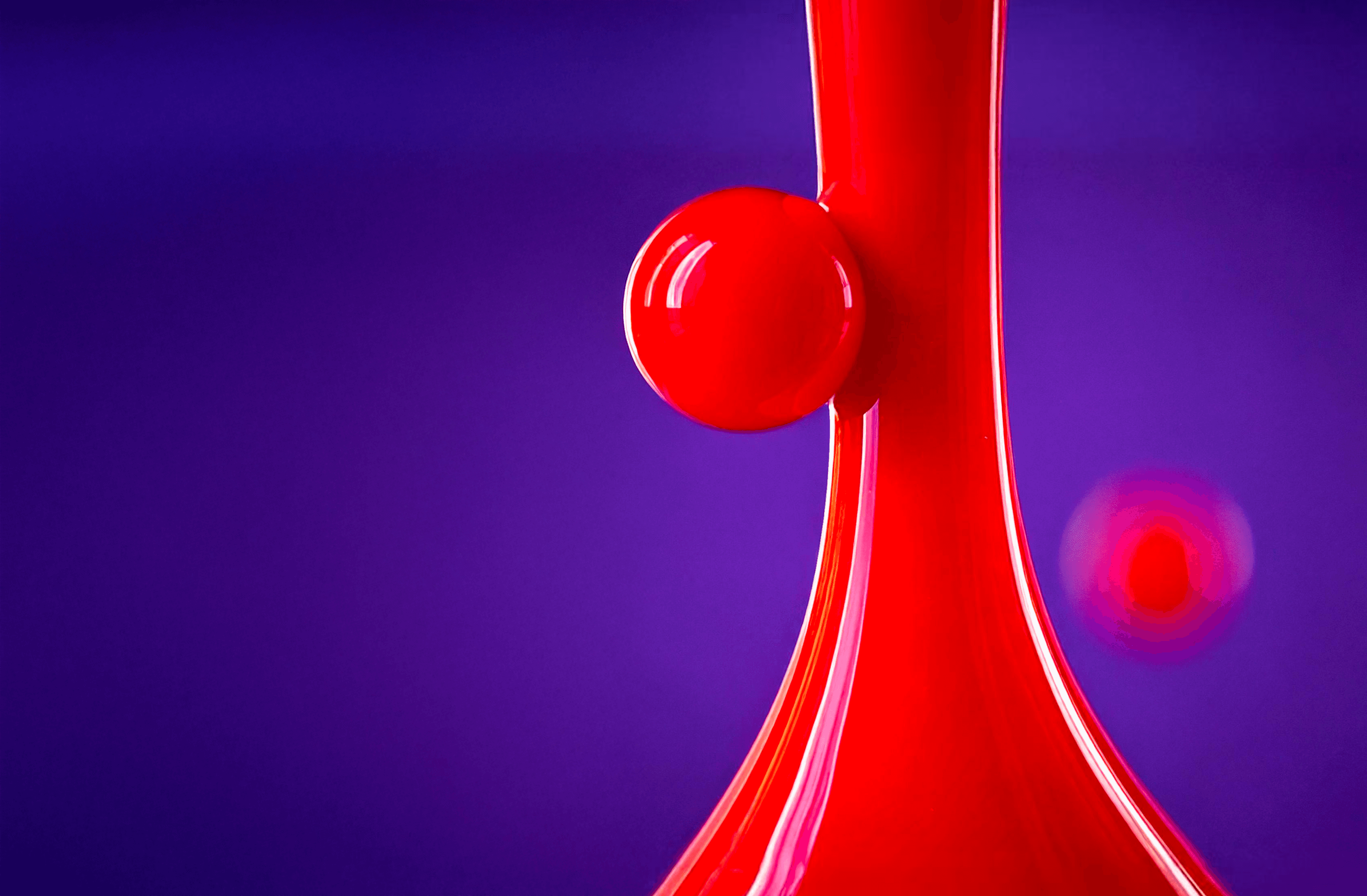 La couverture du projet Mathmos incarne l'esprit dynamique et expérimental de la marque. Avec une typographie organique et un fond aux couleurs vibrantes, cette image capture l'essence du design psychédélique, tout en rendant hommage à l'innovation continue de Mathmos.