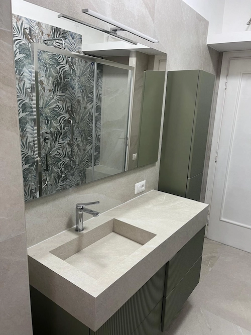 Bagno elegante con lavello e specchiera con mobile