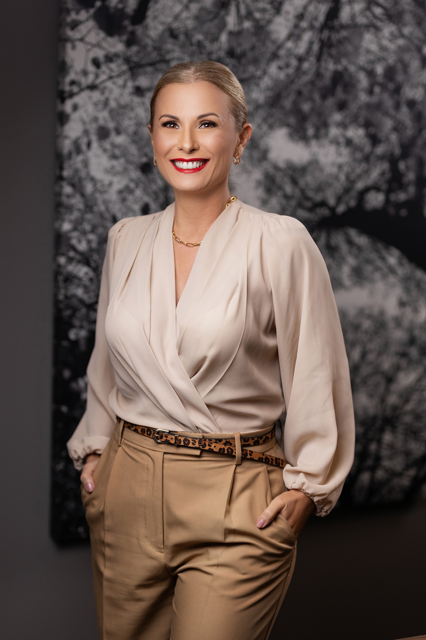 Deyse sorrindo apresentando palestras e treinamentos