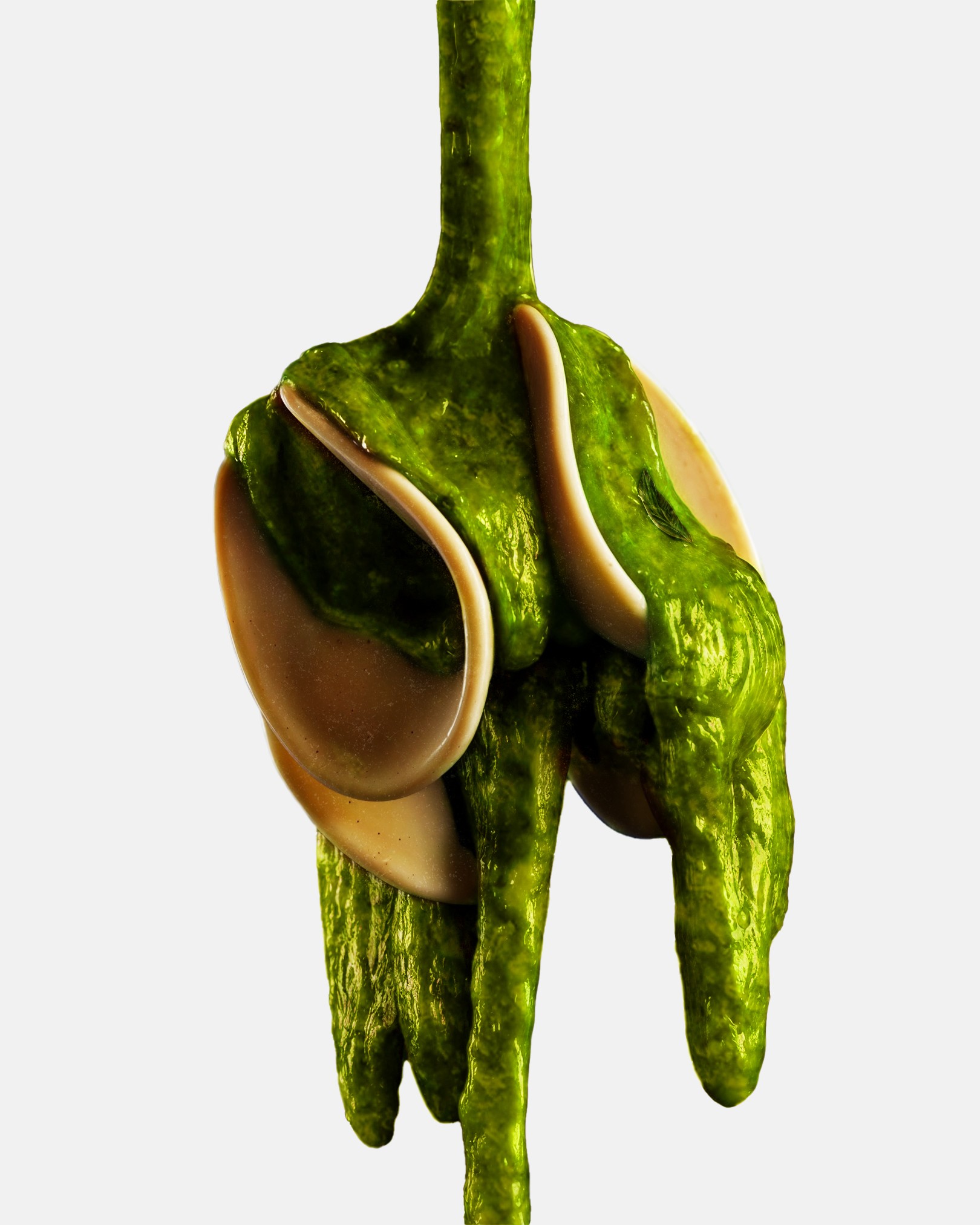 Sauce pesto verte et visqueuse qui coule sur une seule pâte et épouse sa forme.