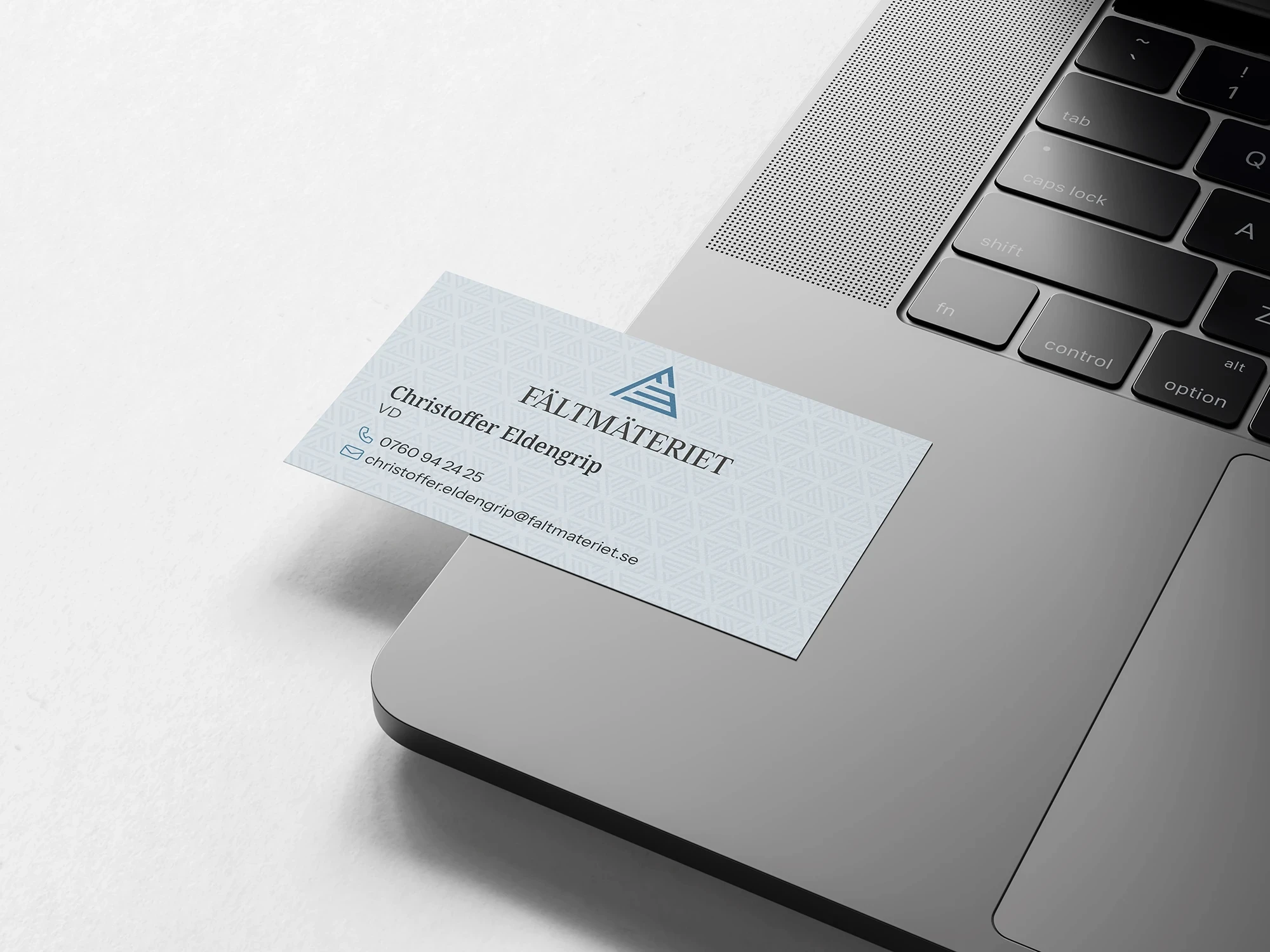 Fältmäteriet visitkort på en dator