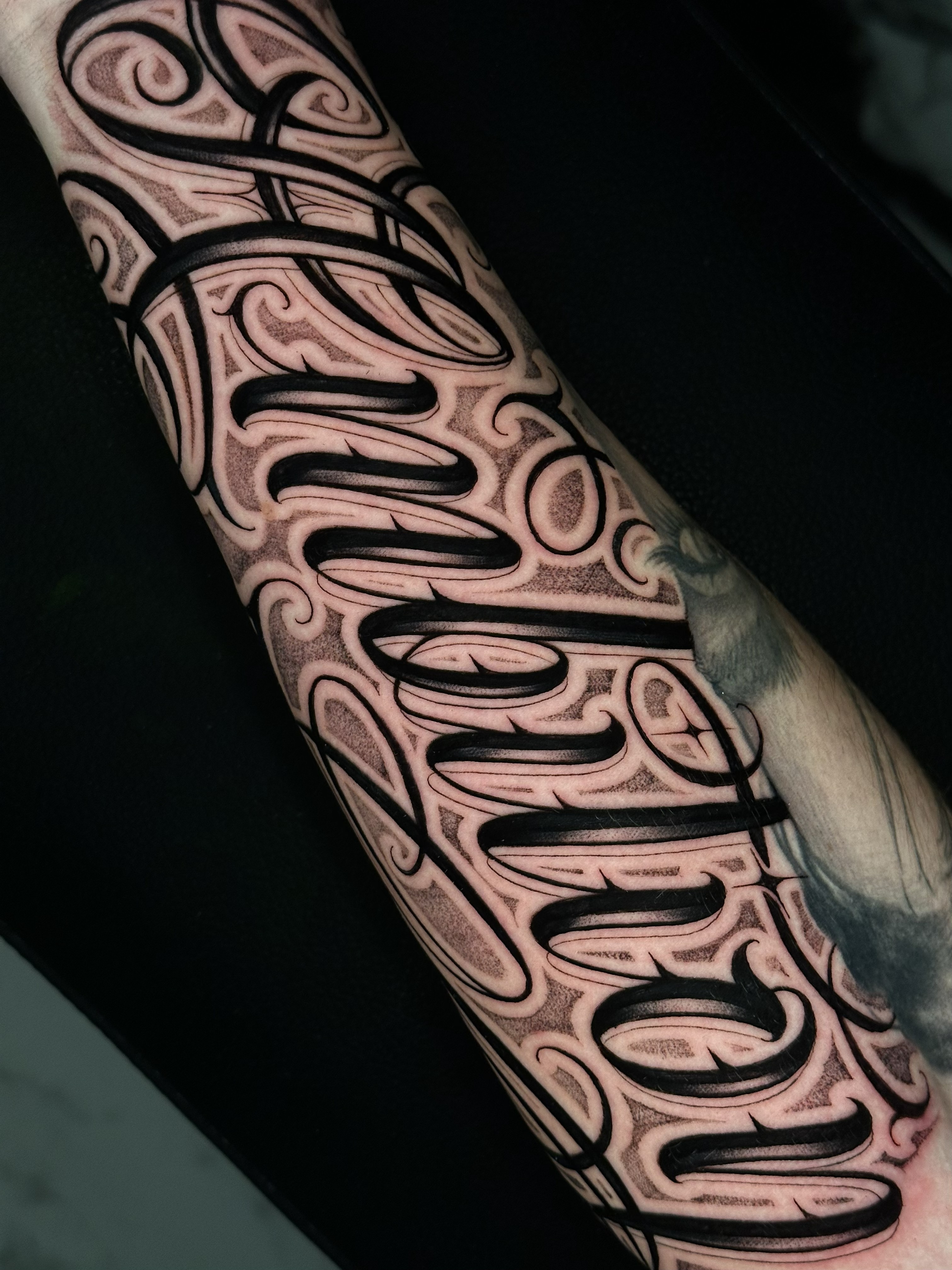 tatuaggio sull'avambraccio in stile chicano