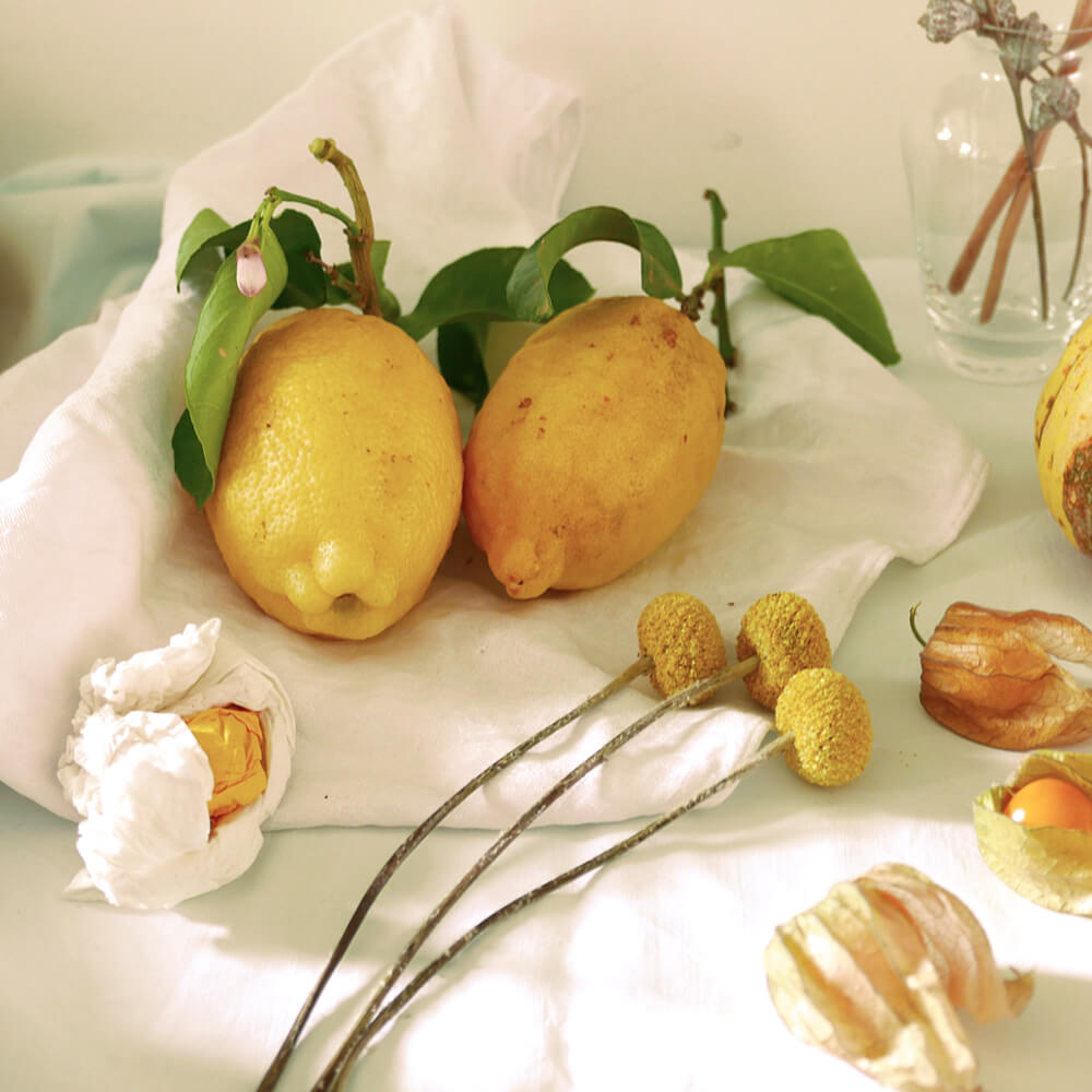 Foto von Stillleben mit gelben Früchten