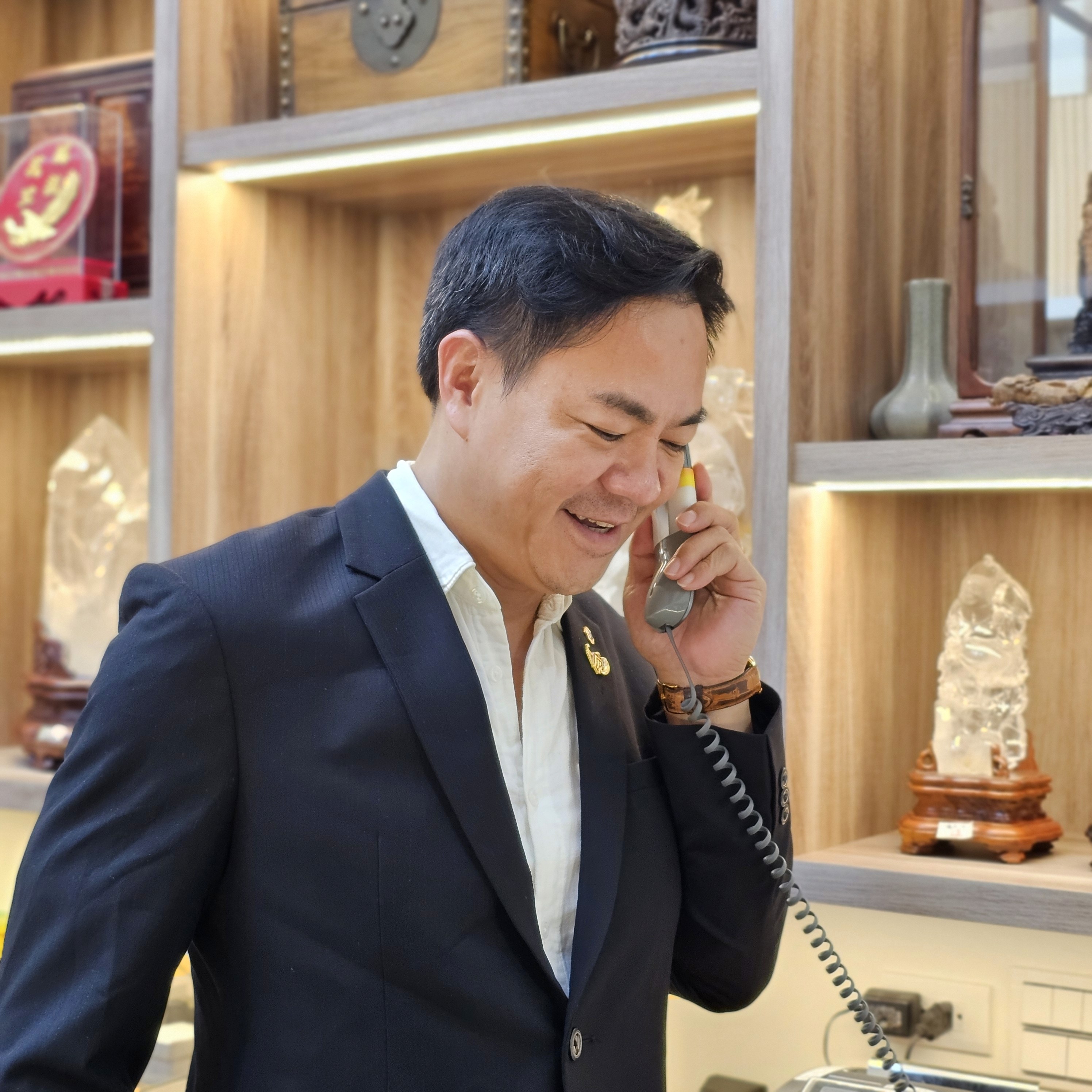 蘊采國際高雄合法實體店面諮詢場景,專業人員親切提供服務,強調黃金回收不扣耗損、不扣重,且流程公開透明、現款領取的誠信保障。