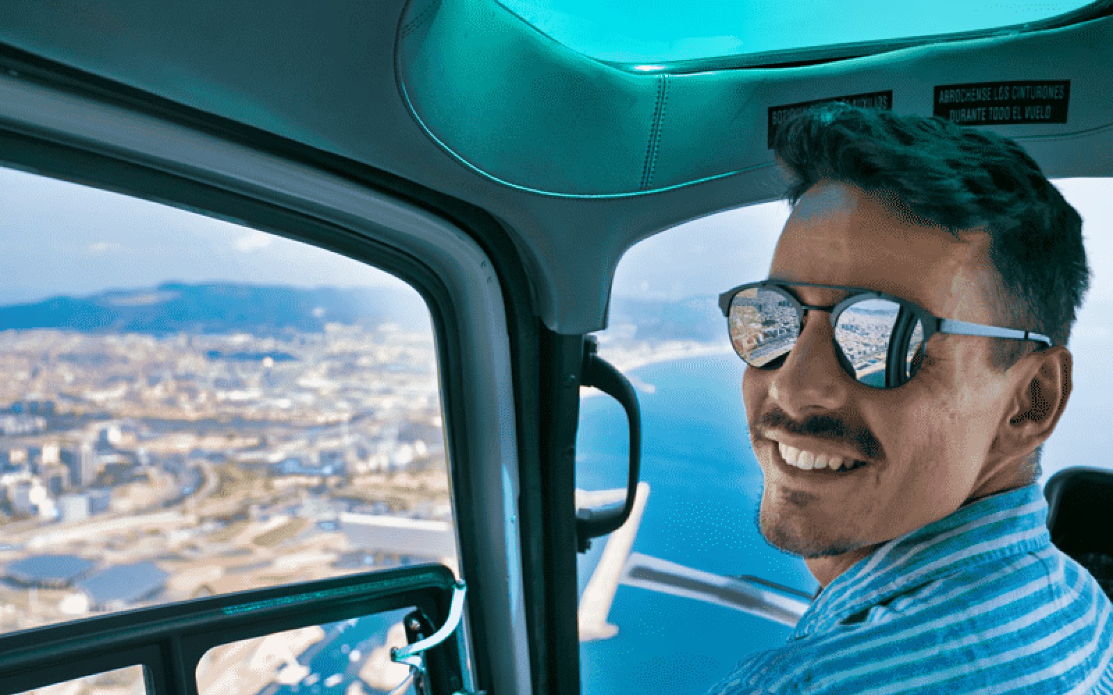 在风景飞行游览中欣赏巴塞罗那海岸线的直升机全景。