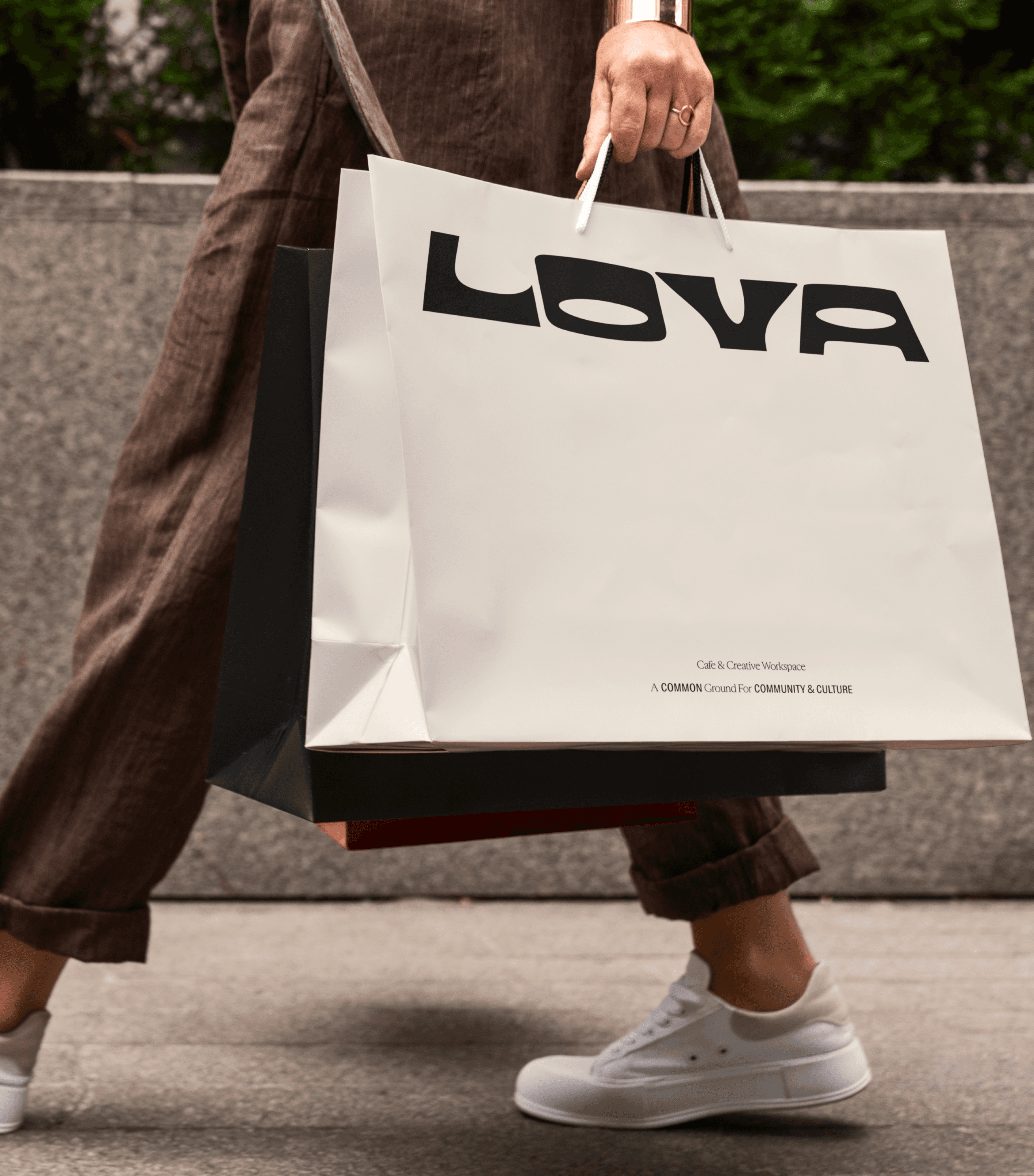 Lova shopperbag mockup by analogue agancy