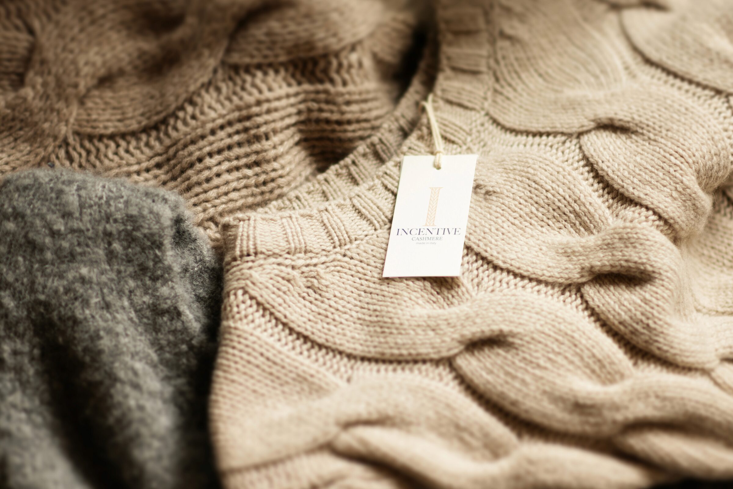 Kaschmirpullover in Pastelltönen auf Kleiderbügeln im Showroom