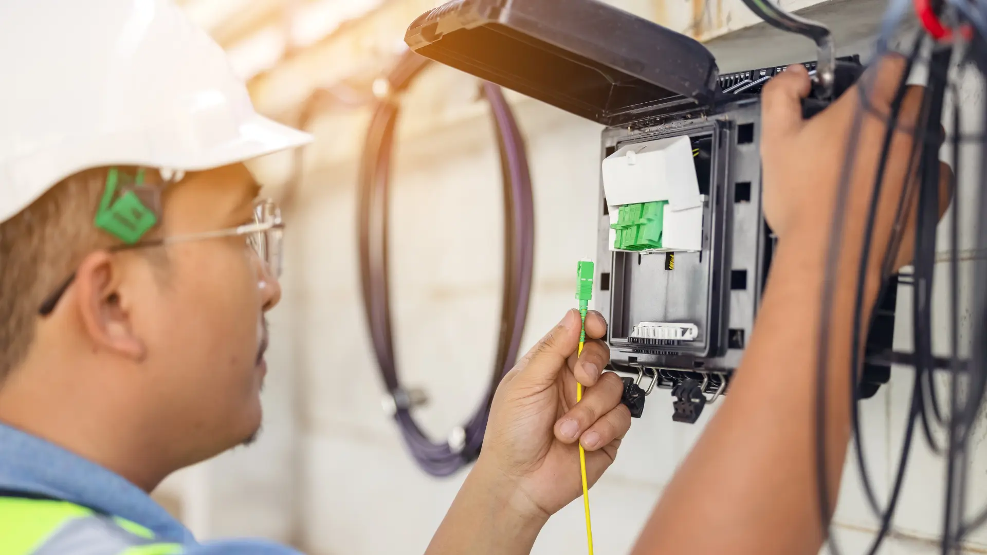 Technicien fibre optique en action