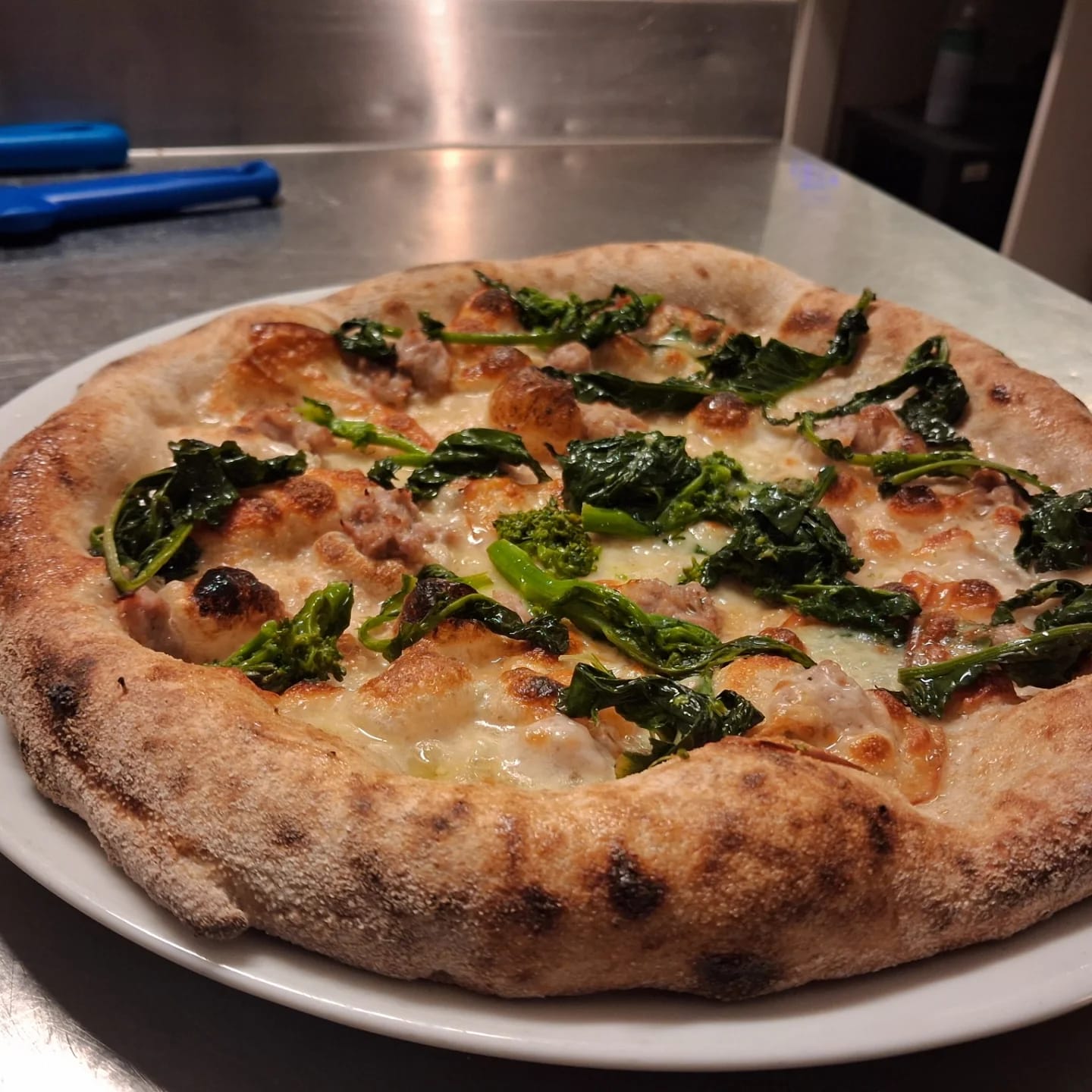 Pizza con verdure servita su tagliere