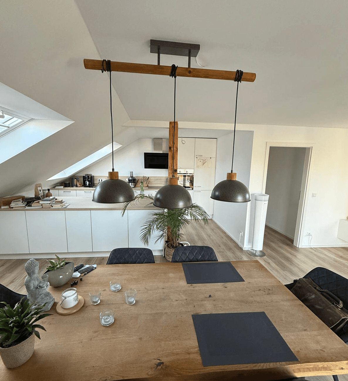 Wohnbereich im ausgebauten Dachgeschoss mit lichtdurchfluteter Raumgestaltung und offener Fläche