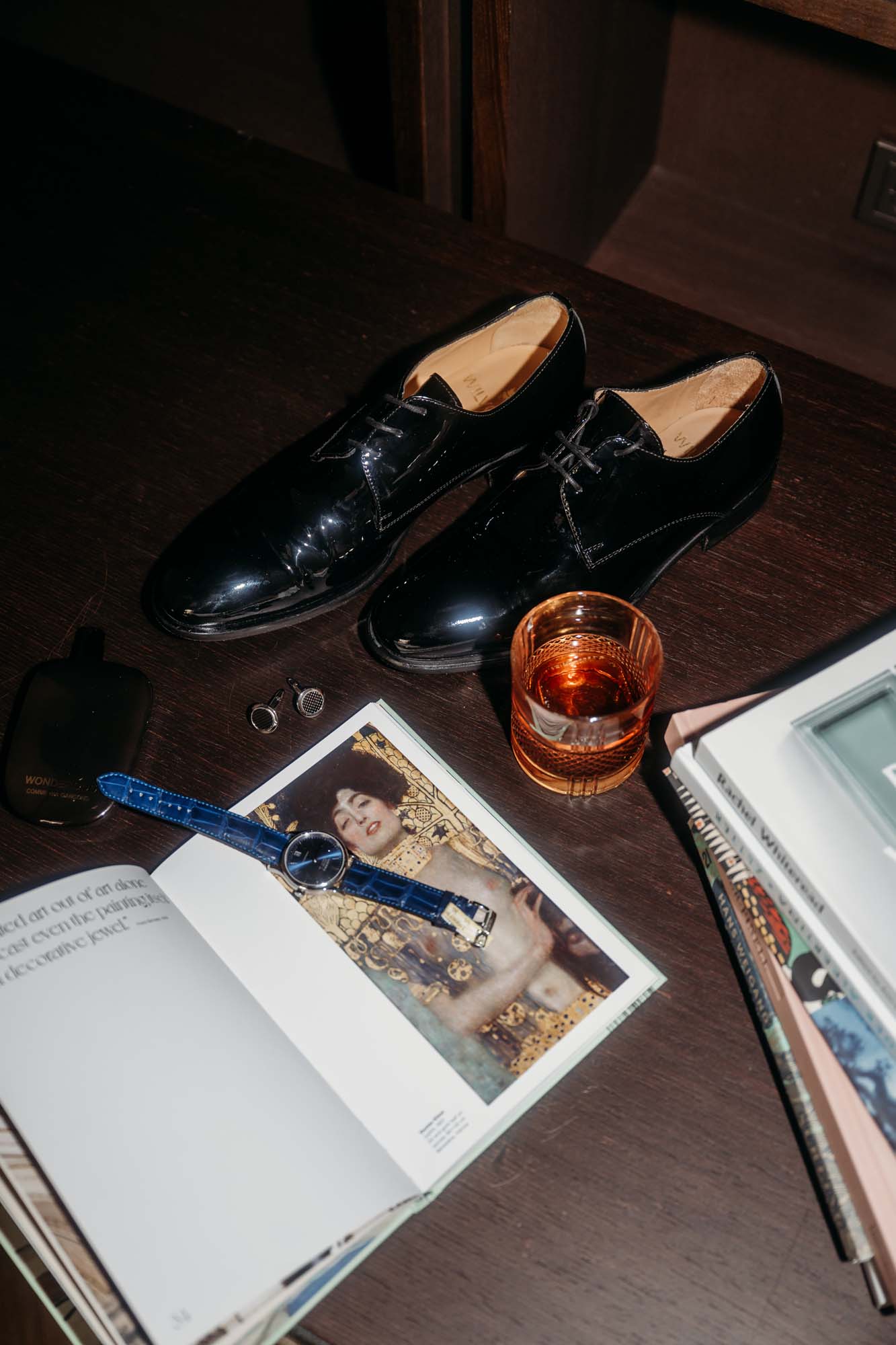 Nahaufnahme der Accesoires des Bräutigams - edgy und cool.