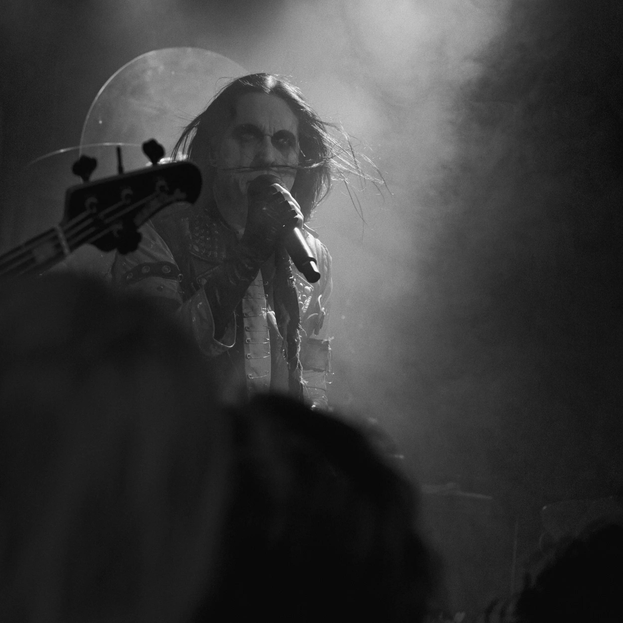 Photographies intenses dévoilant la pugnacité du concert glam metal de Wednesday 13, jouant de la différence des tons entre violet saturé et noir subtil