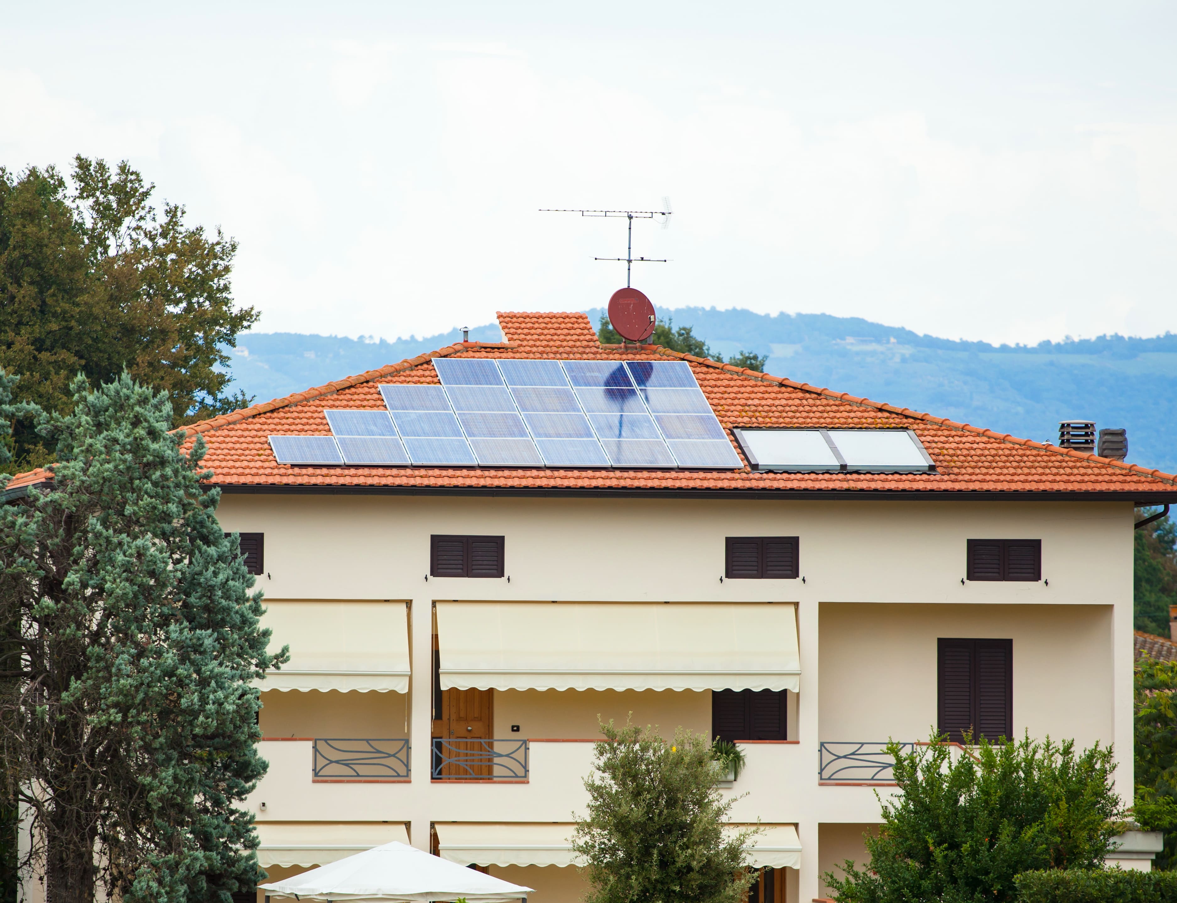 panneaux-photovoltaïques-sur-le-toit-de-la-maison
