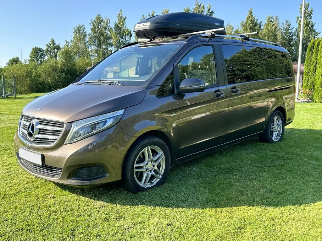 Mercedes-Benz V-250 väikebuss eestvaade Thule katusekastiga – rendiauto Pärnumaal