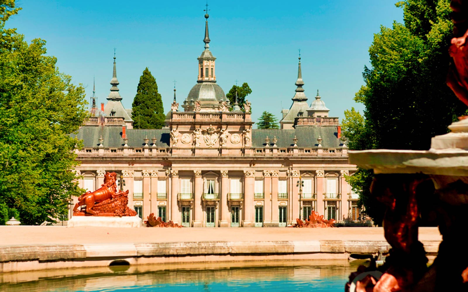 Kraljevska palača San Ildefonso s pogledom na fontanu i vrt.