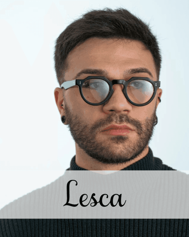 Mężczyzna w korekcyjnych okularach z czarną oprawką Lesca w Optyk FORT 8.