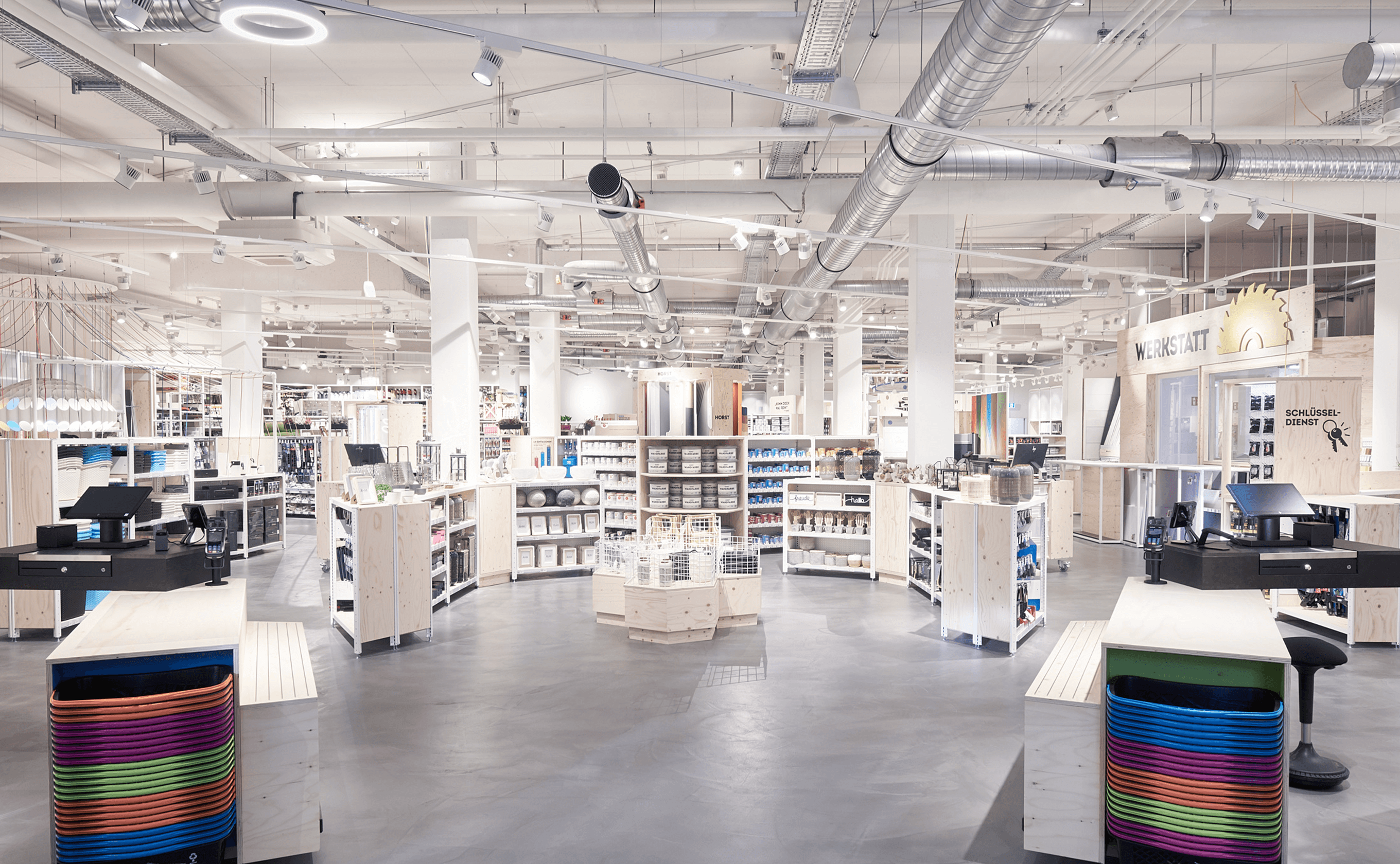 Frontansicht des tegut… teo in Rasdorf mit Kund:innen – nachhaltiges Micro-Store Konzept gestaltet von Design for Human Nature in Hamburg.