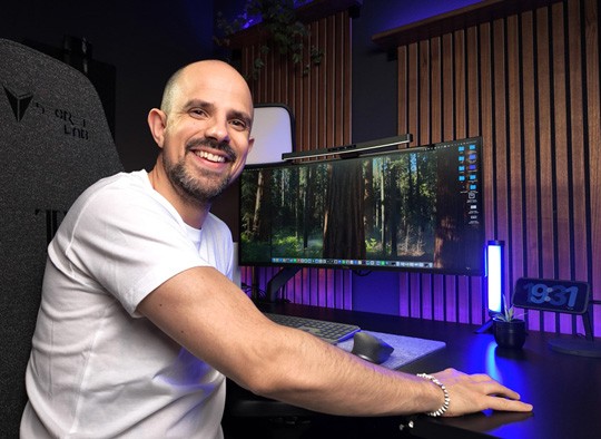Jon Gregor, entrepreneur digital et formateur en intelligence artificielle, spécialisé dans la création et la monétisation de produits digitaux