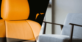 Hellbrauner Autositz und Heller Stuhl