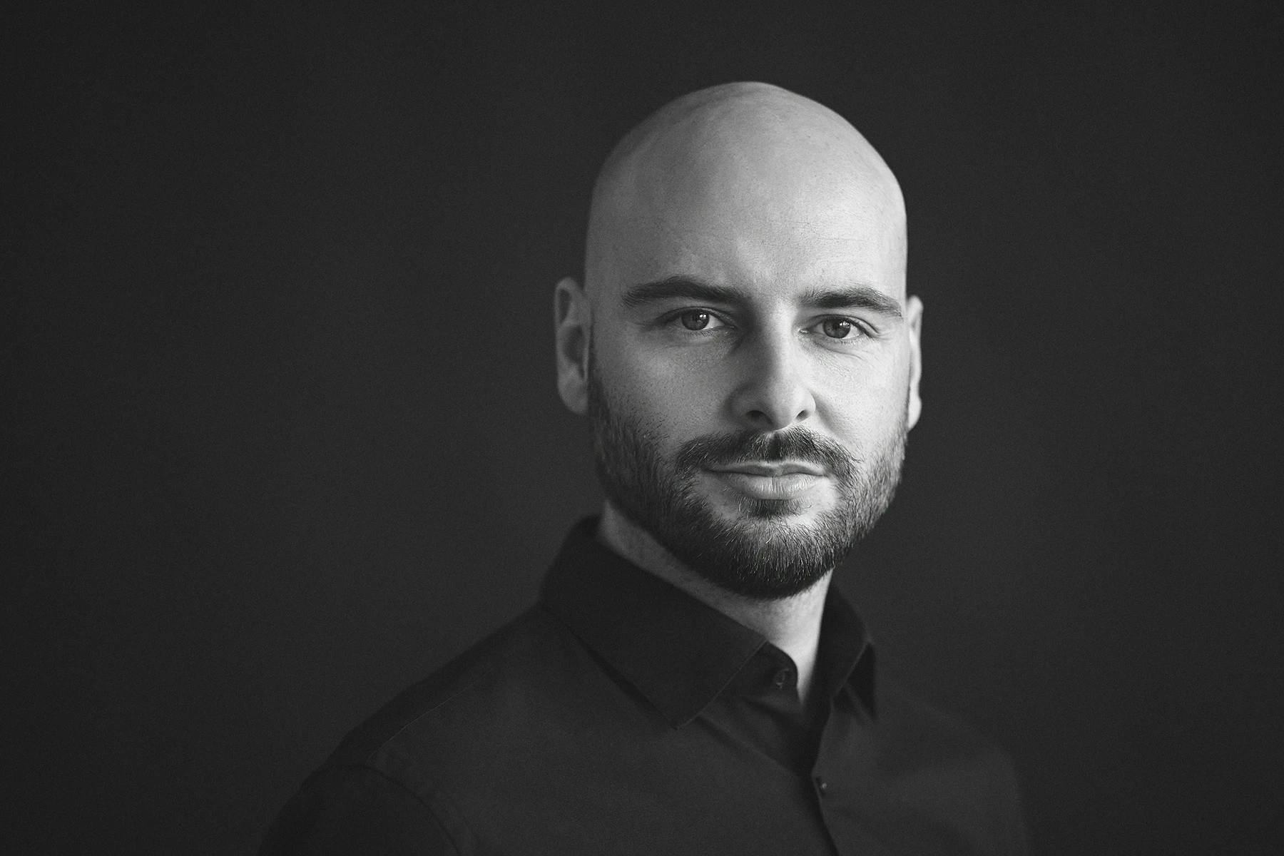 Lukas Business Portrait schwarz-weiß - Professionelle Portraitfotografie Erfurt Mietstudio