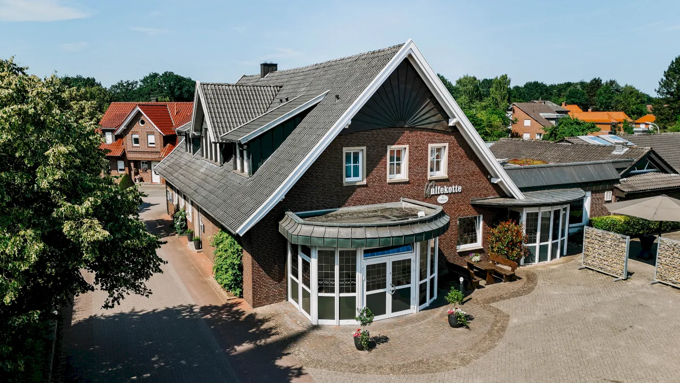 Außenfassade von oben fotografiert des Gebäudes der Gaststätte.