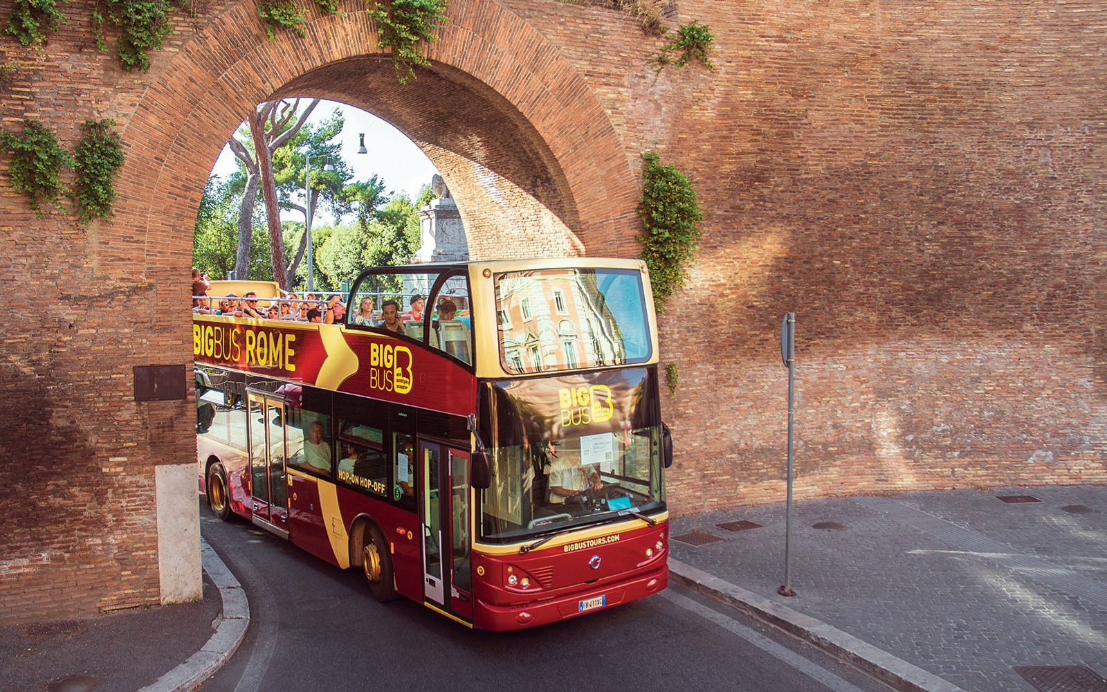 Colosseum in Rome met een voertuig van Big Bus Tours op de voorgrond.