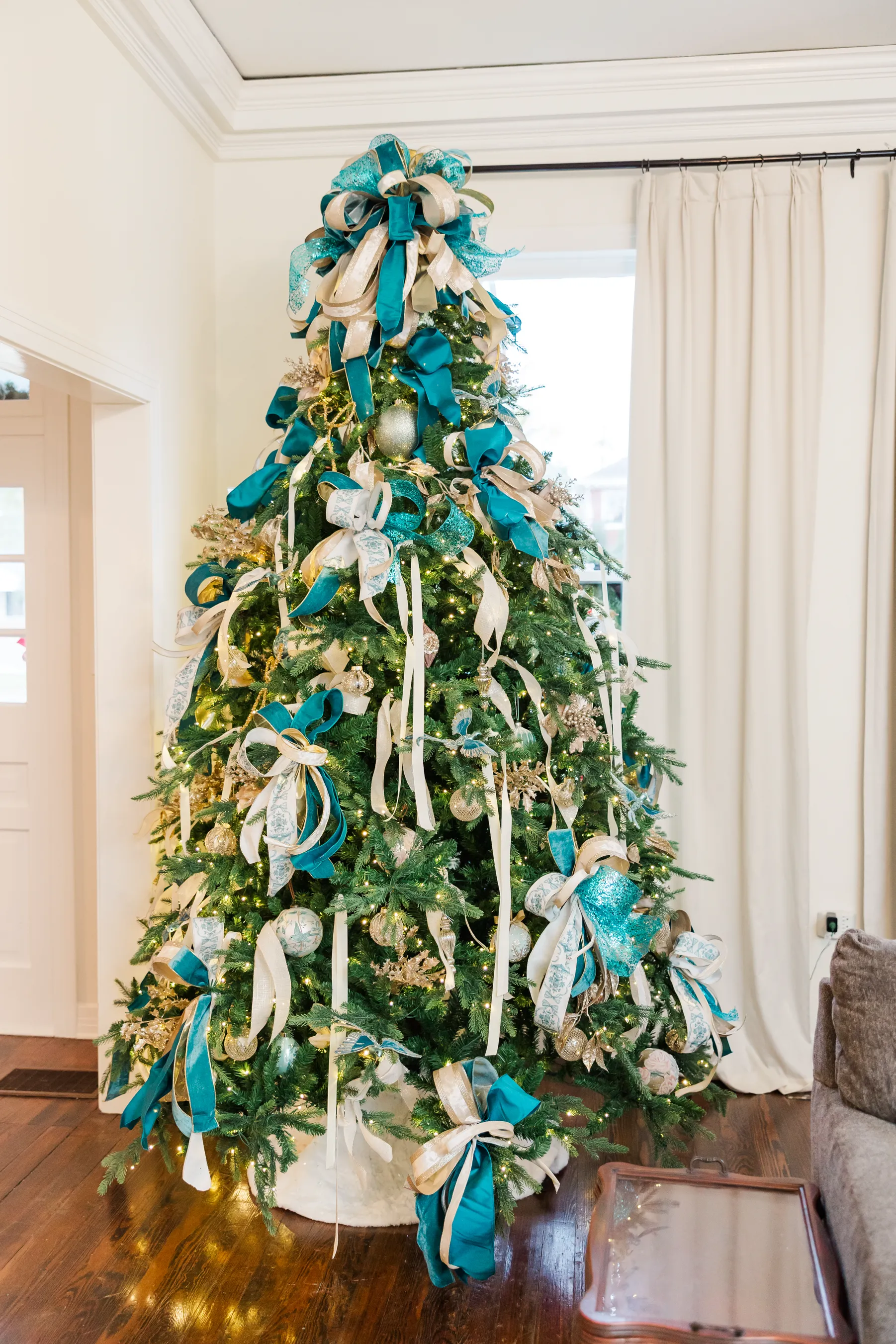 Luxury table setting by Sarah Overall Events with pink embroidered napkins, gold-rimmed plates, floral arrangements, and personalized menus in Shreveport.