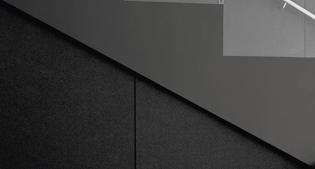 GFRC Concrete Skin Fassade in dunklem Farbton, Bregenz Österreich, von Rieder