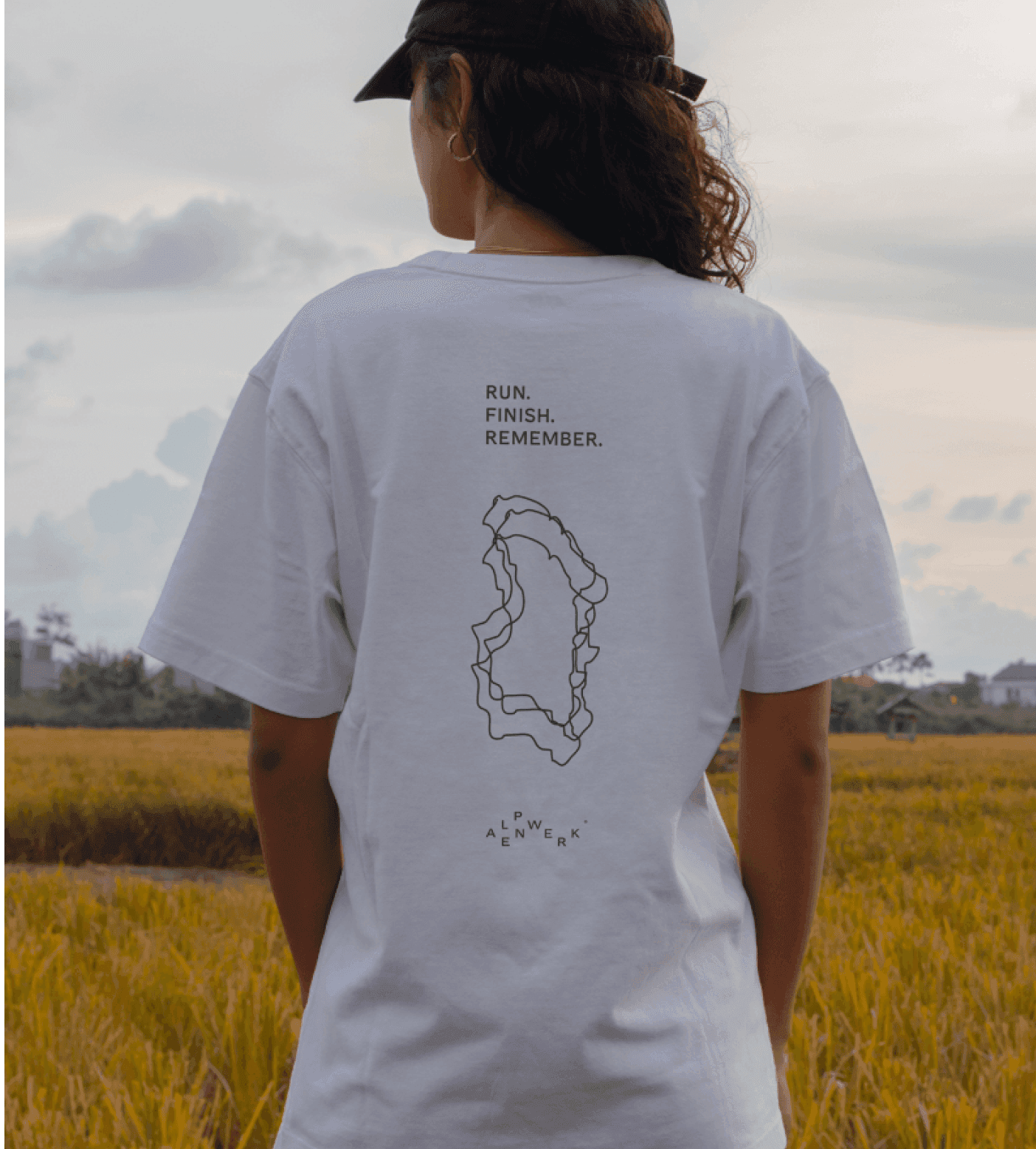 frau mit tshirt von alpen werk