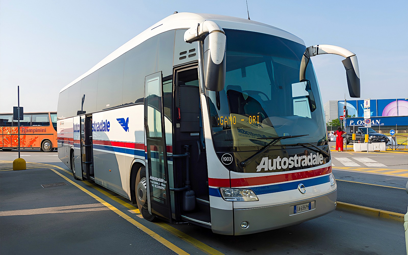 Bus Autostradale Airport Transfer diparkir di terminal bandara.