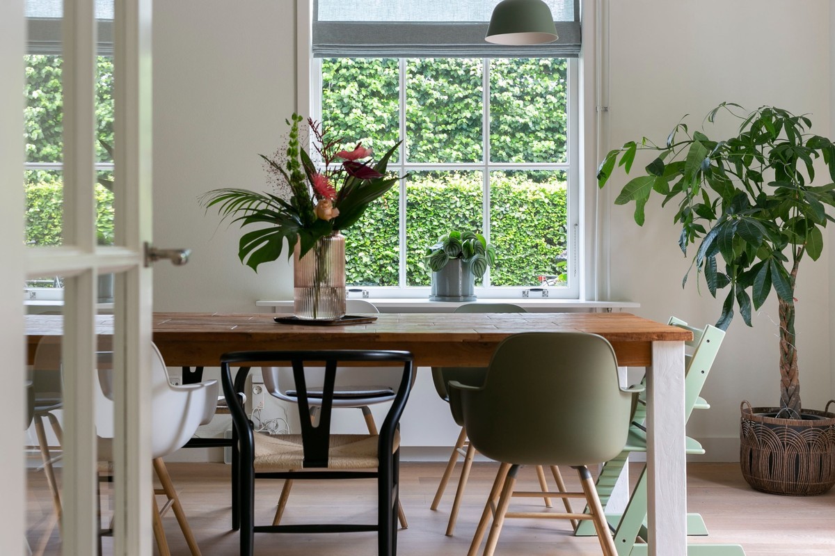 eettafel verschillende stoelen 
