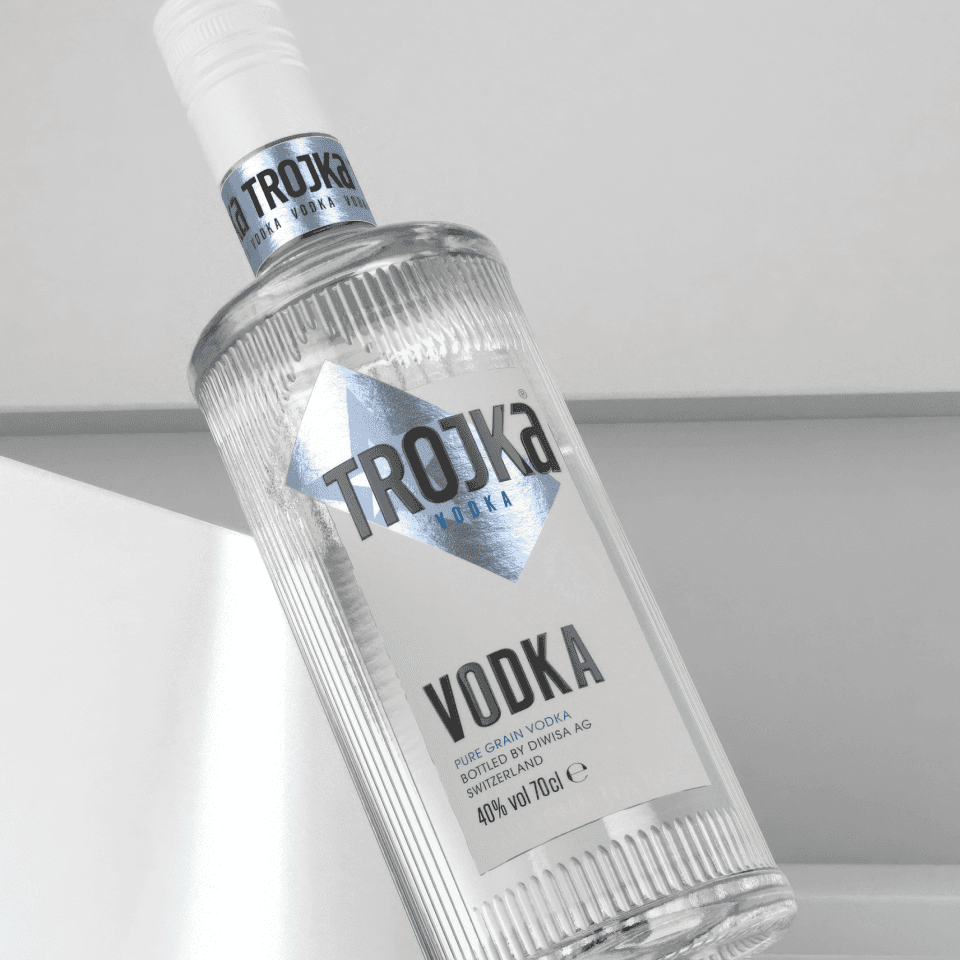 Trojka Detailansicht – einzelne Flasche mit Wortmarke