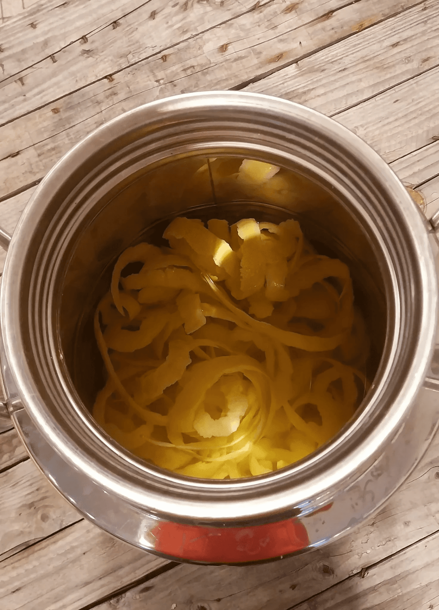 Macération d'écorces de citron dans l'alcool pour fabrication de liqueur artisanale Madam Goûte