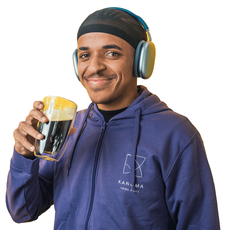 homme qui sourit en buvant un café