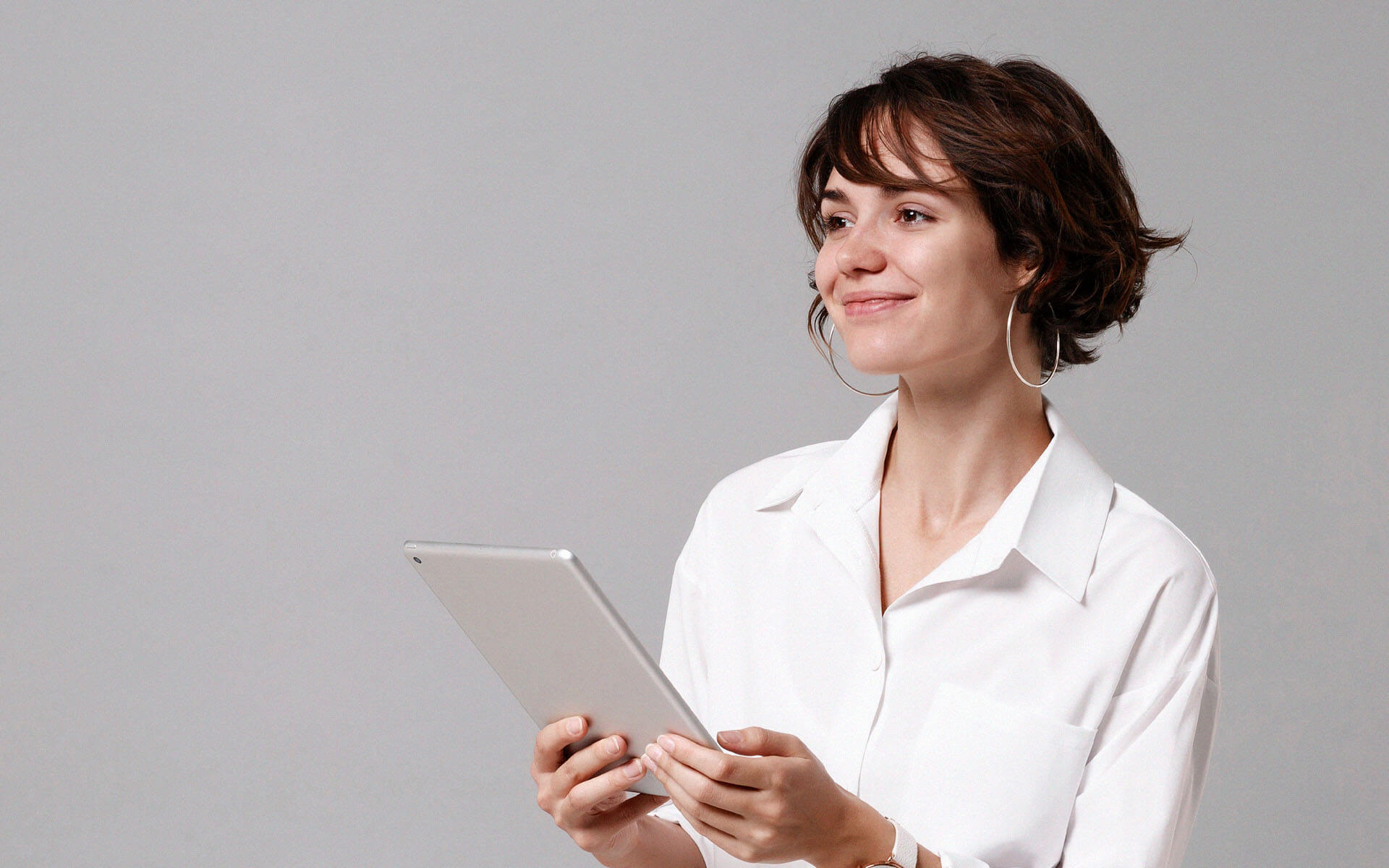 Menina com o tablet na mão hero