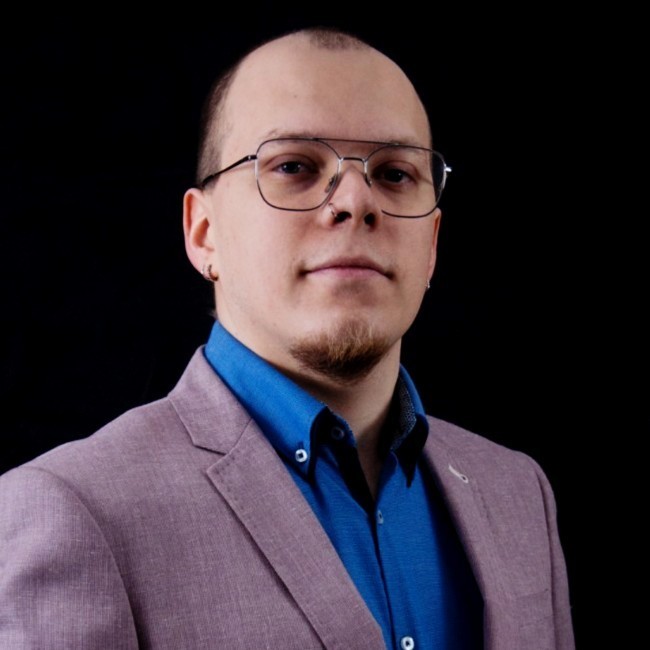 Photo of Damian Cop, front-end dev.