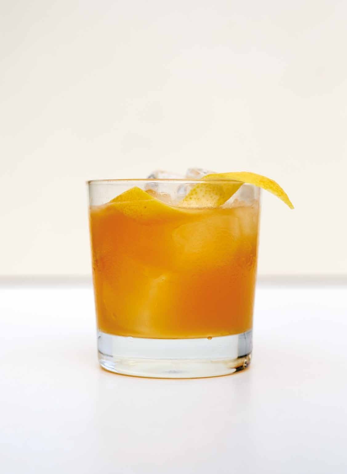 Cocktail mit Zitrone und Eis im Schöllmanns in Offenburg