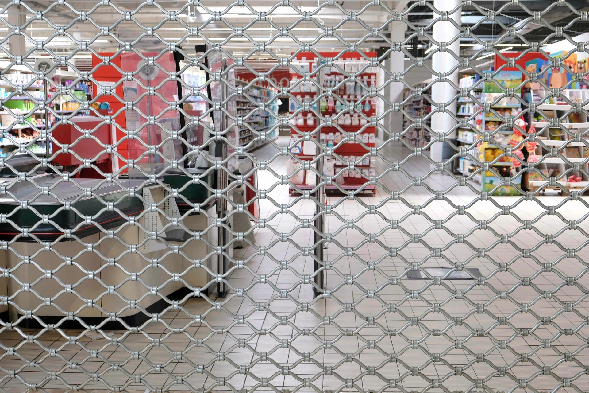 supermarché fermé par une grille en métal