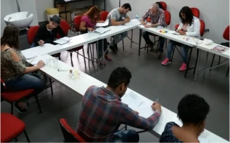 Alunos da Cláudia Matta estudando