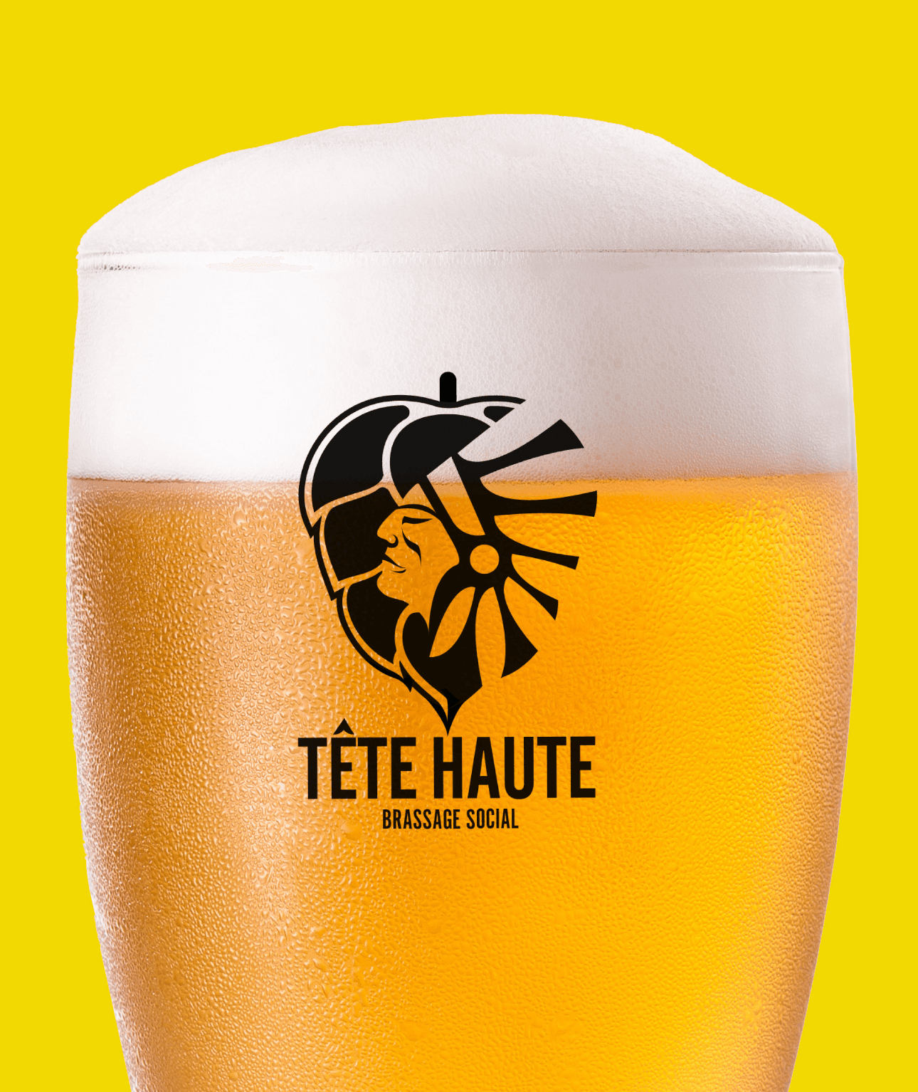 Verre remplit de bière avec le logo Tête Haute