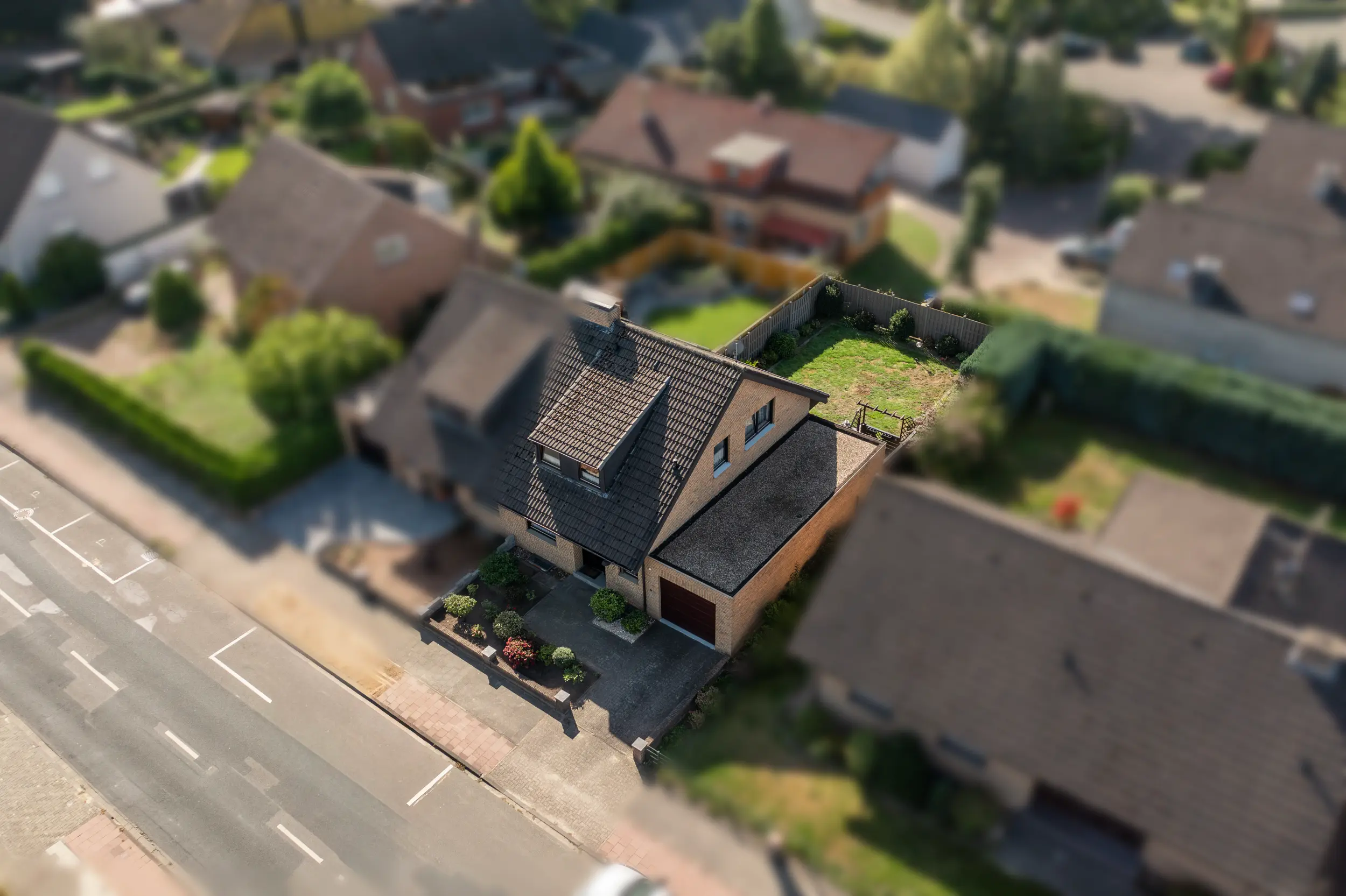 Schräge Luftaufnahme der Doppelhaushälfte in Gronau mit Vorgarten, Garagenzufahrt und rückwärtigem Garten