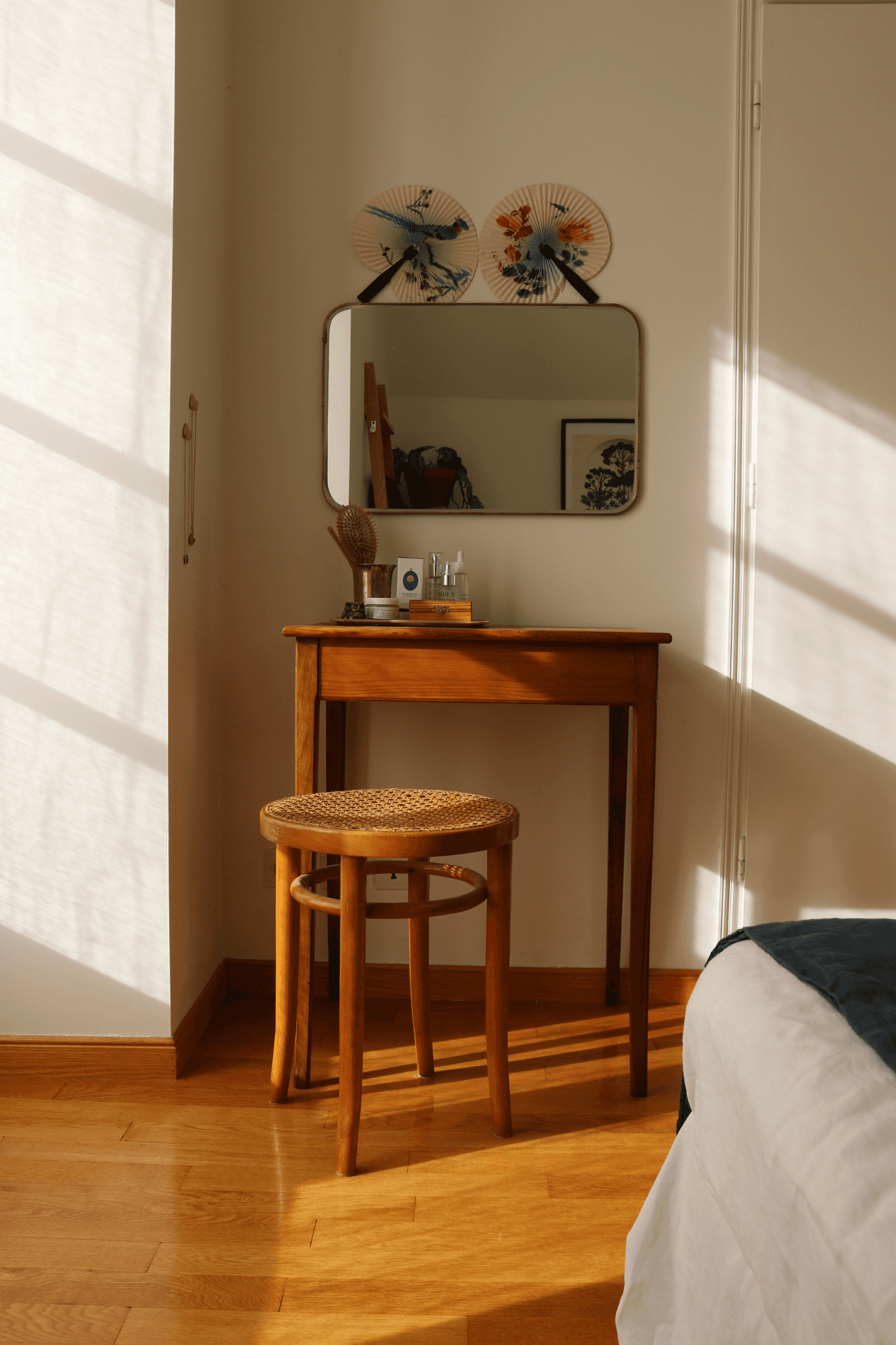 Coiffeuse et tabouret en bois massif, cannage et miroir éthique