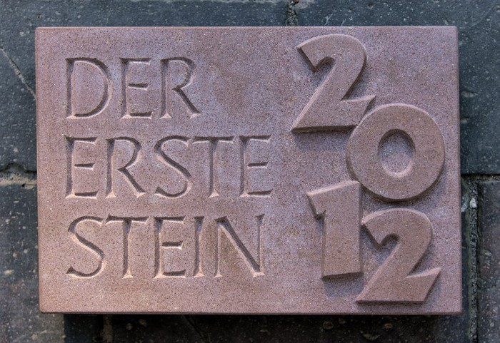 Grundstein aus rotem Sandstein: „Der erste Stein 2012“