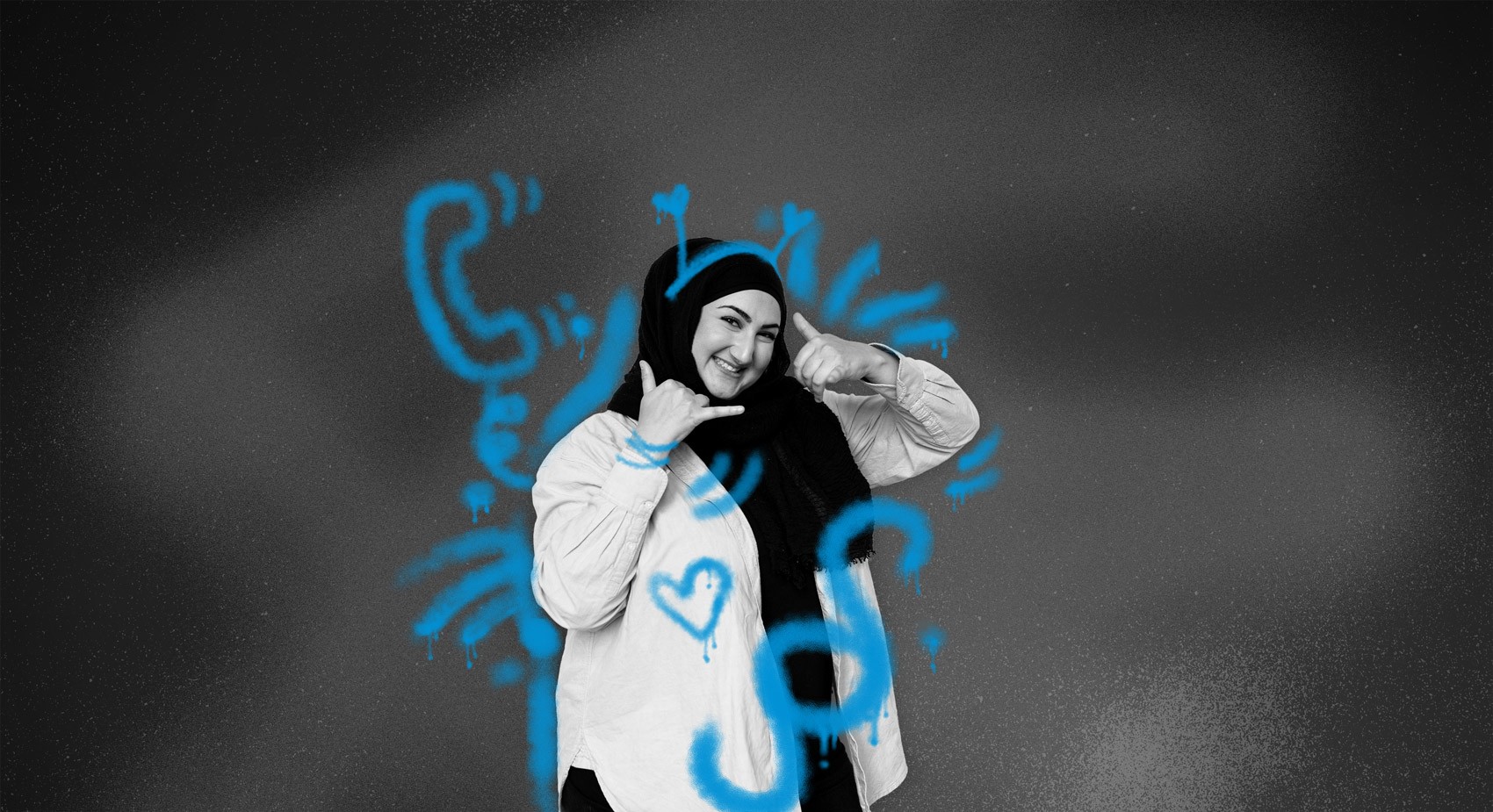 SLB Key Visual der Mitarbeiterkampagne: Schwarz-weiß Porträt einer lächelnde Frau mit Kopftuch zeigt eine Telefon-Geste mit den Händen, umgeben von blauen, grafischen Telefon- und Herz-Illustrationen.