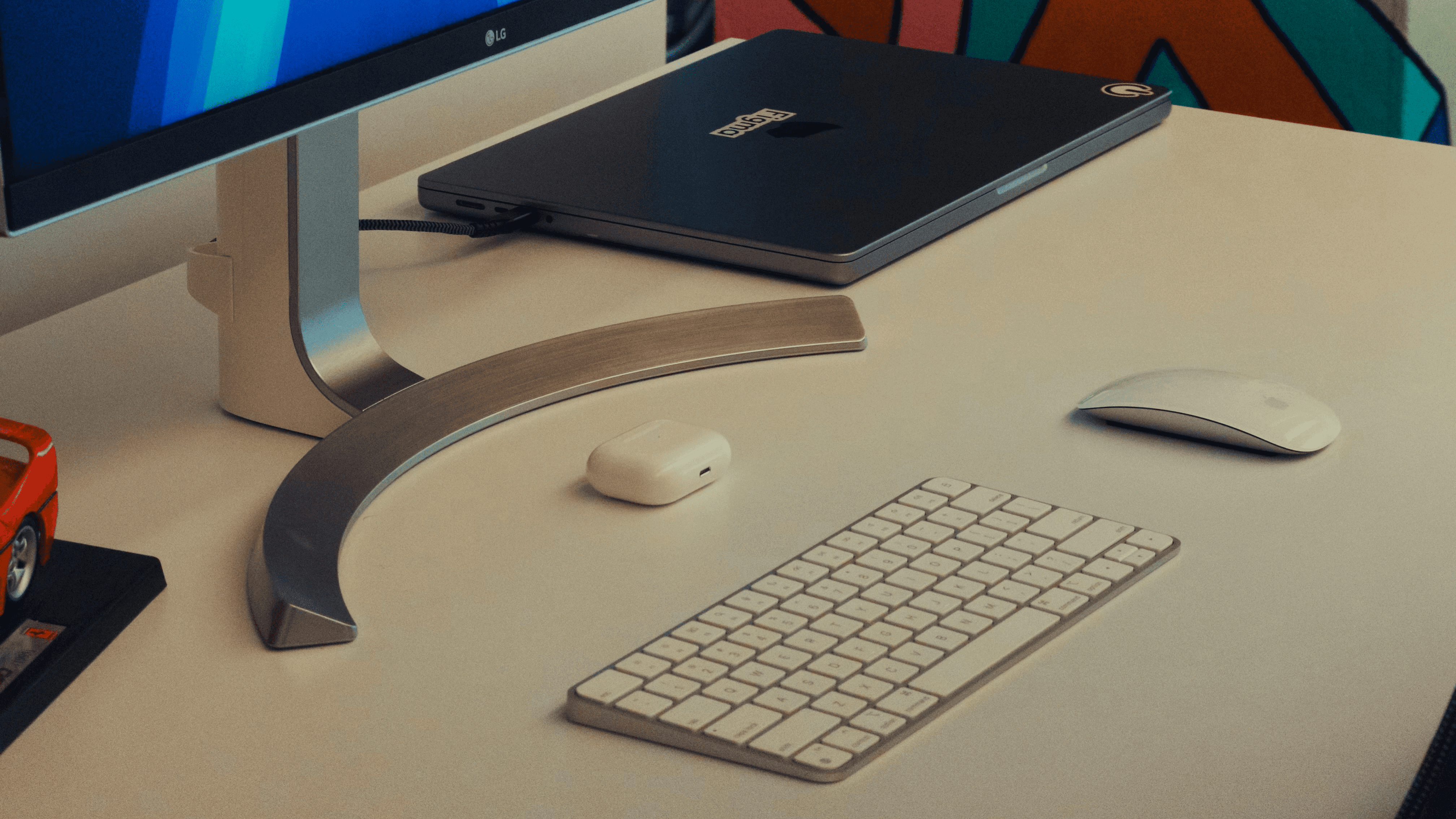 minimal-office-apple-peripherals-setup.jpg